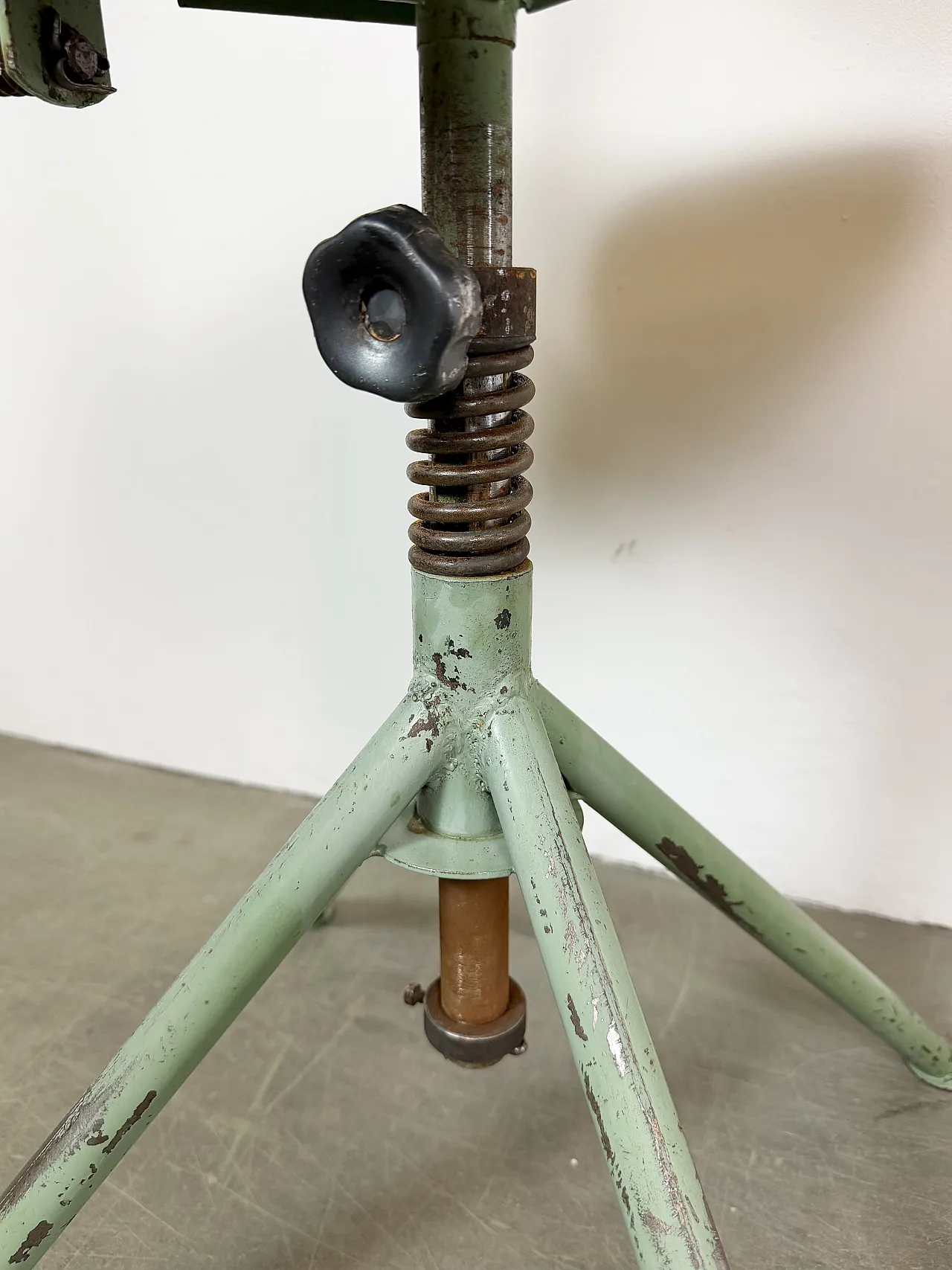 Sedia da officina industriale verde, anni '50 18