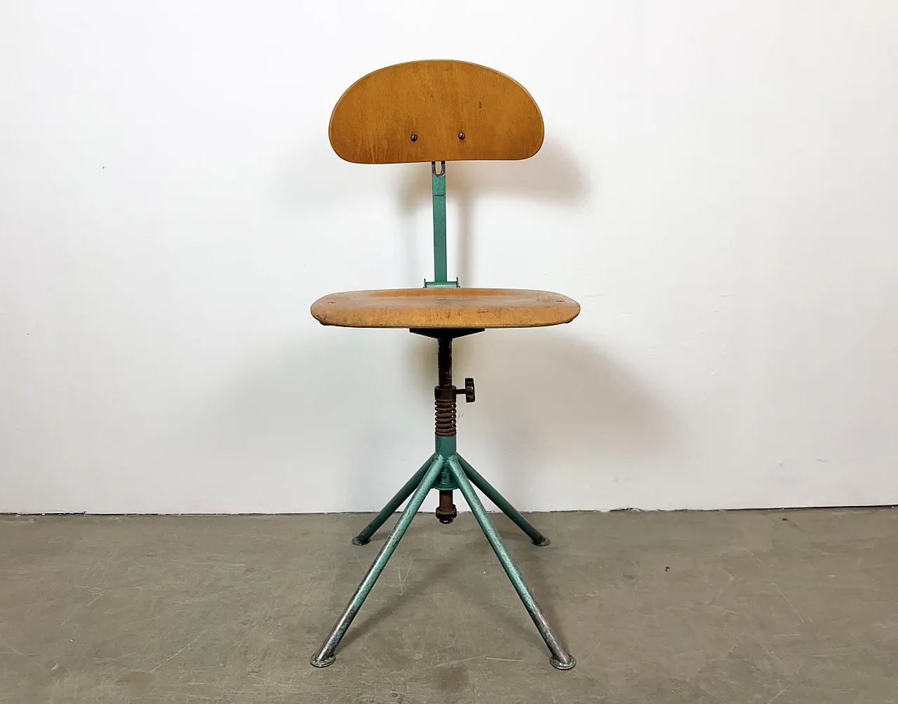 Sedia da officina industriale verde, anni '50 2