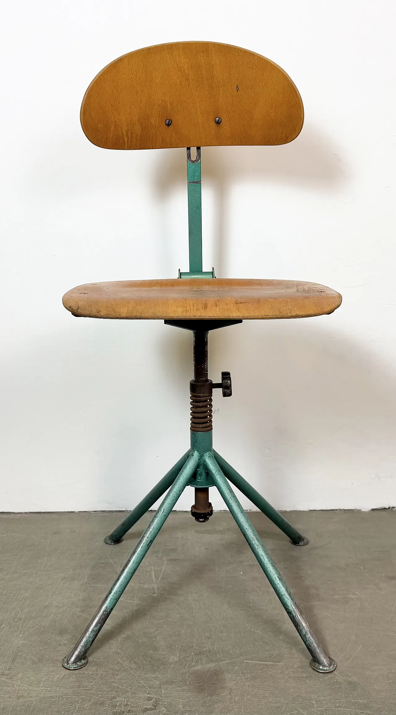 Sedia da officina industriale verde, anni '50 3
