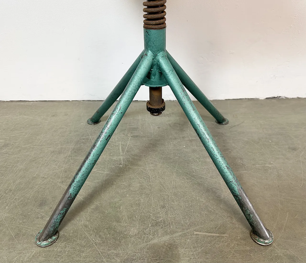 Sedia da officina industriale verde, anni '50 5