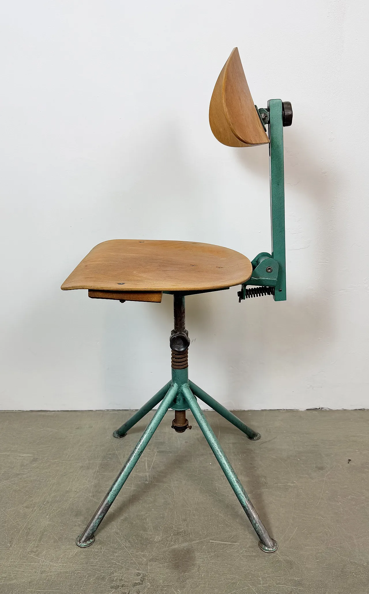 Sedia da officina industriale verde, anni '50 10