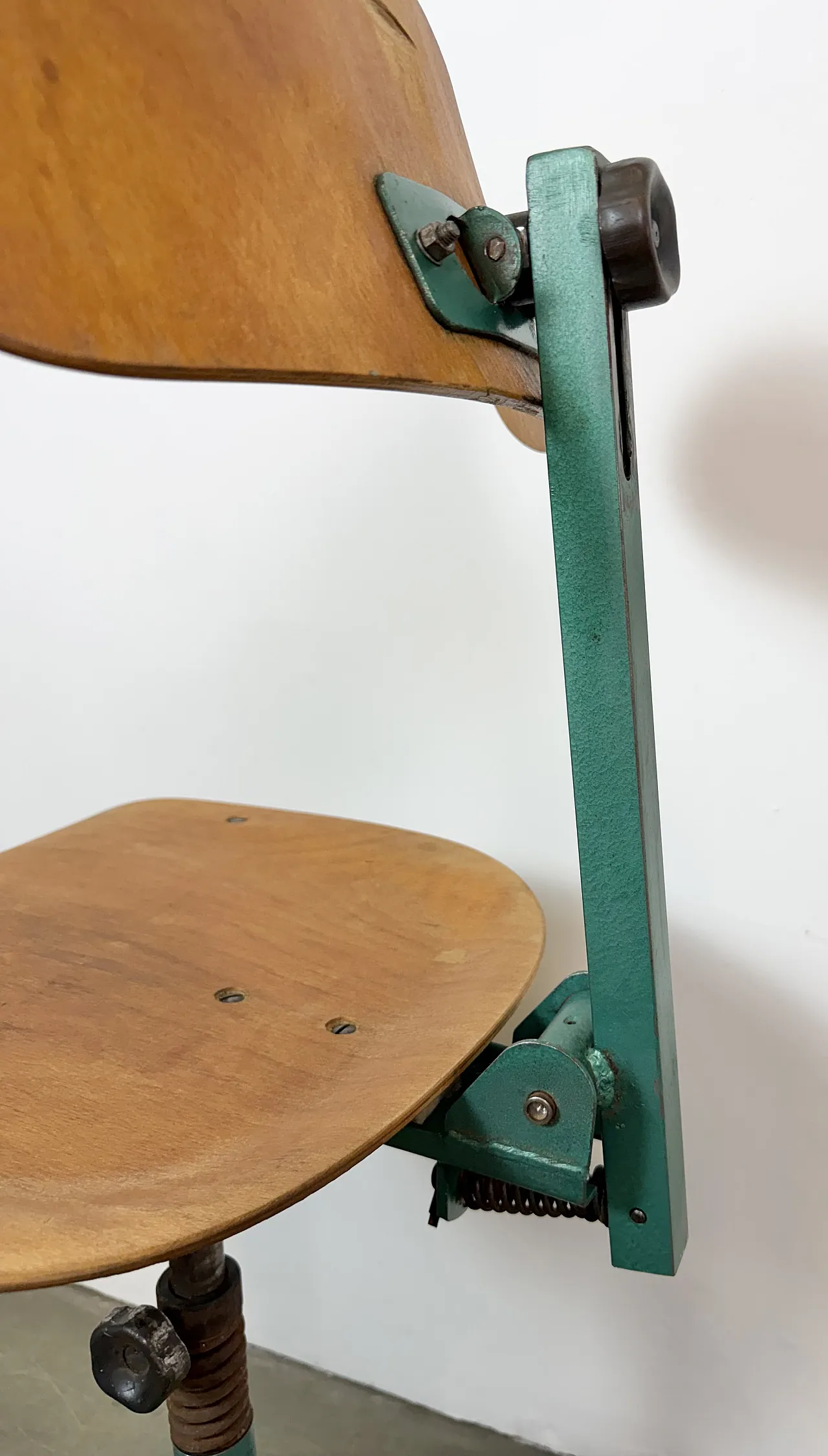 Sedia da officina industriale verde, anni '50 11