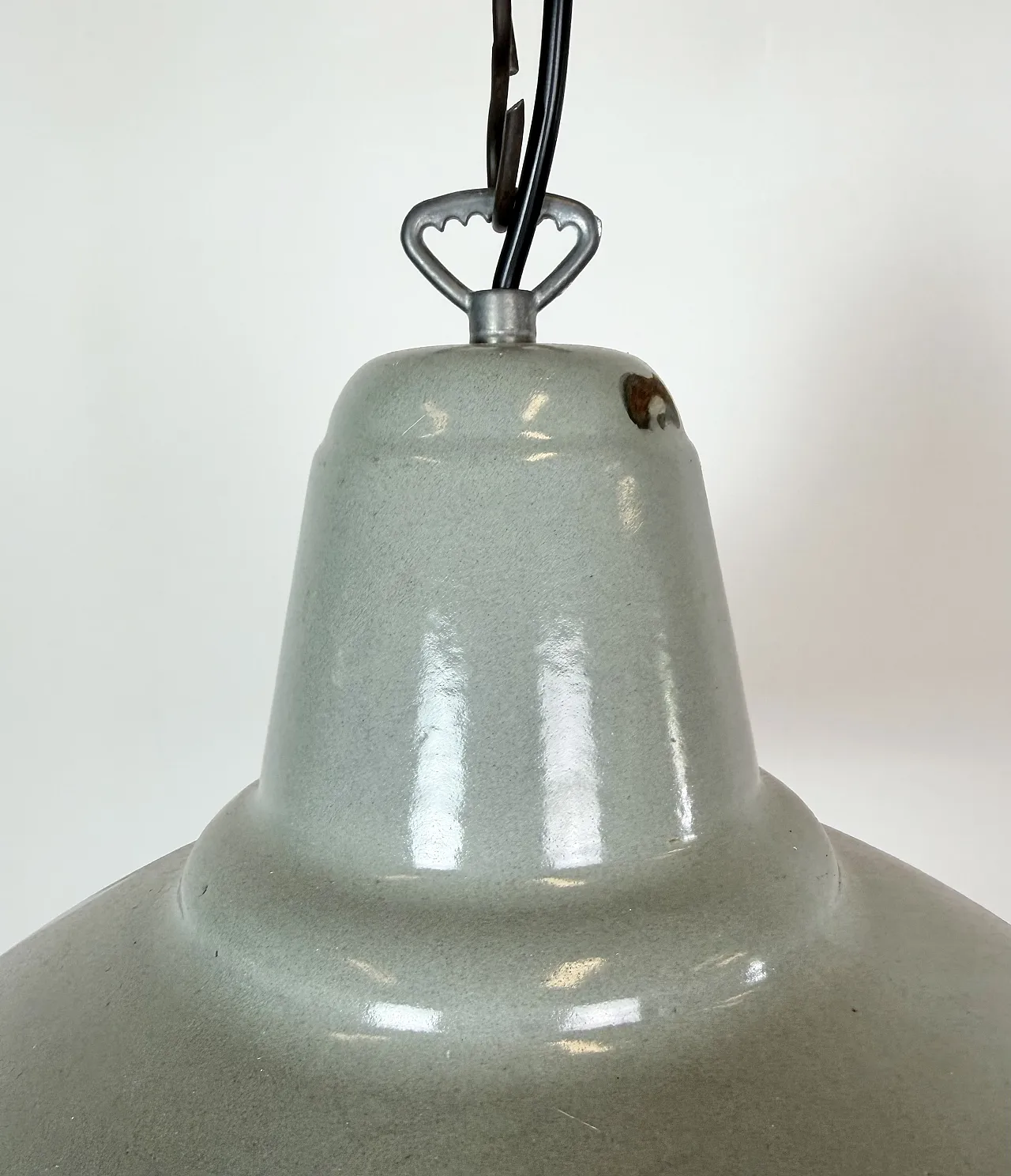 Lampada a sospensione industriale in smalto grigio, anni '60 4