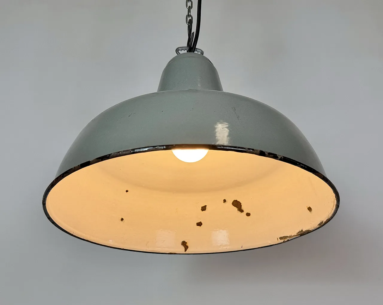 Lampada a sospensione industriale in smalto grigio, anni '60 6