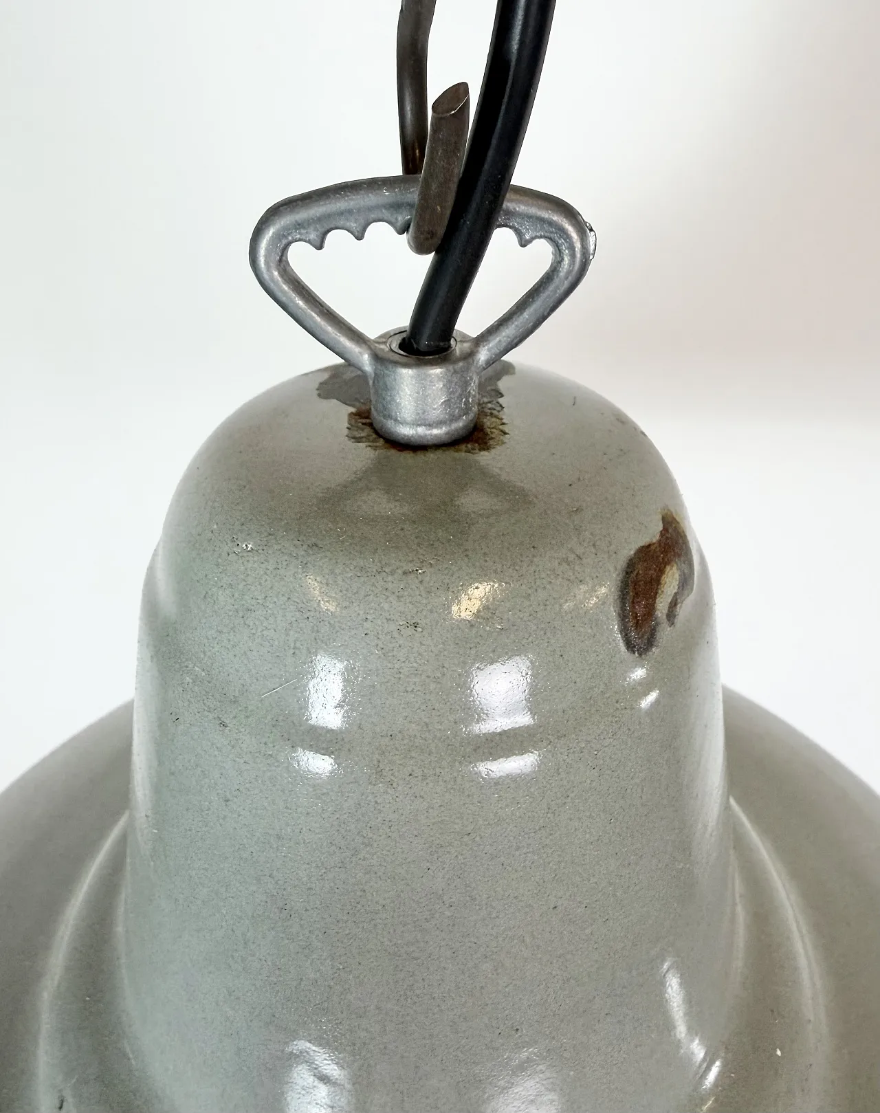Lampada a sospensione industriale in smalto grigio, anni '60 9