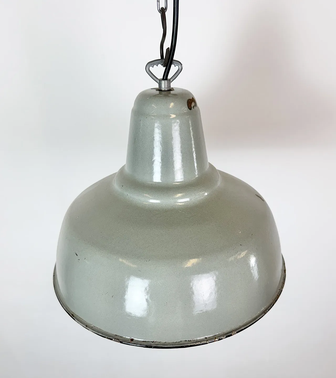 Lampada a sospensione industriale in smalto grigio, anni '60 10