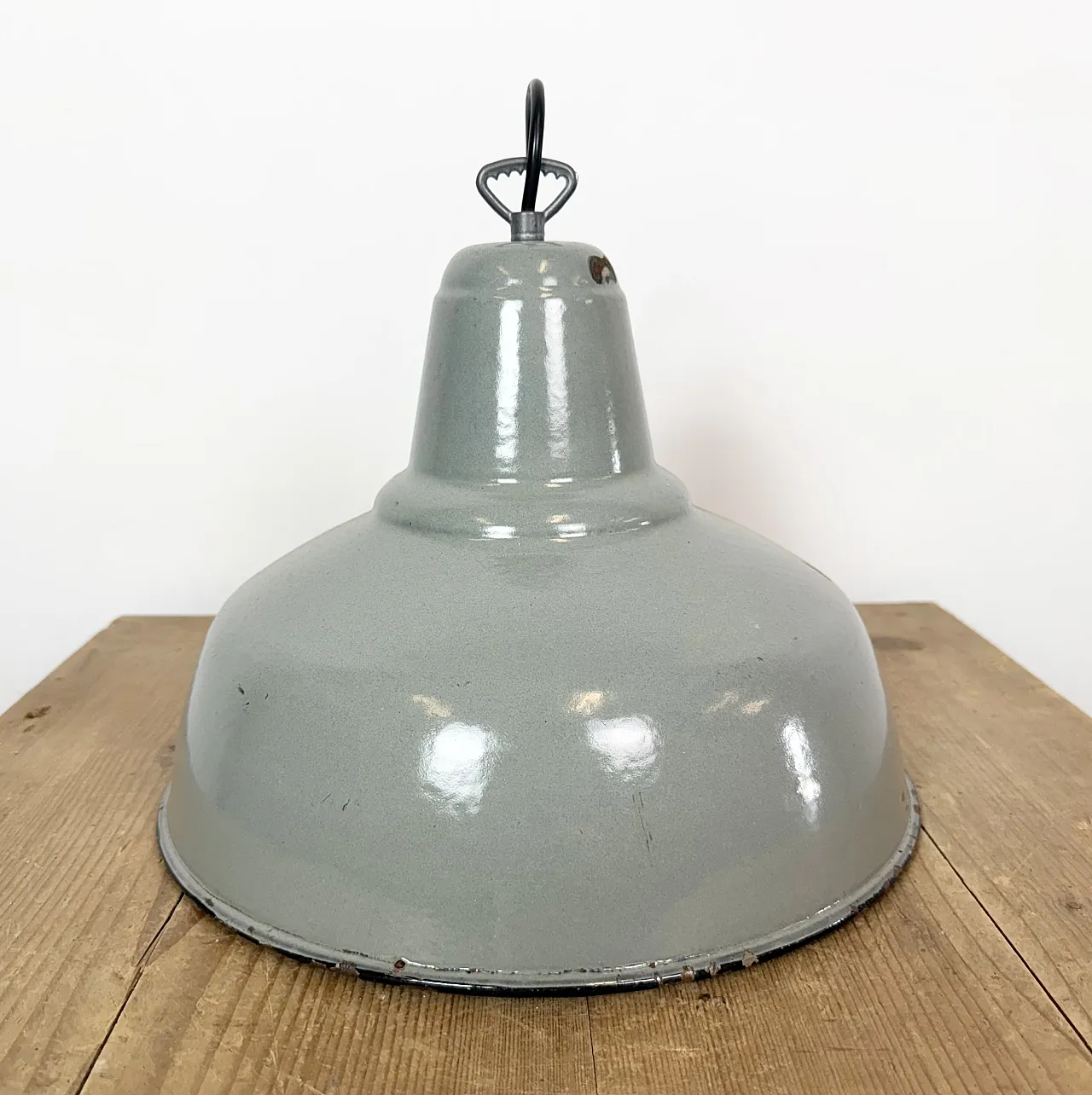 Lampada a sospensione industriale in smalto grigio, anni '60 11