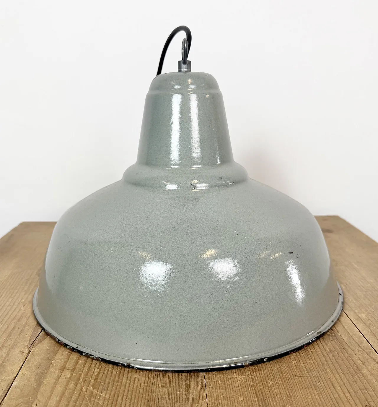Lampada a sospensione industriale in smalto grigio, anni '60 12