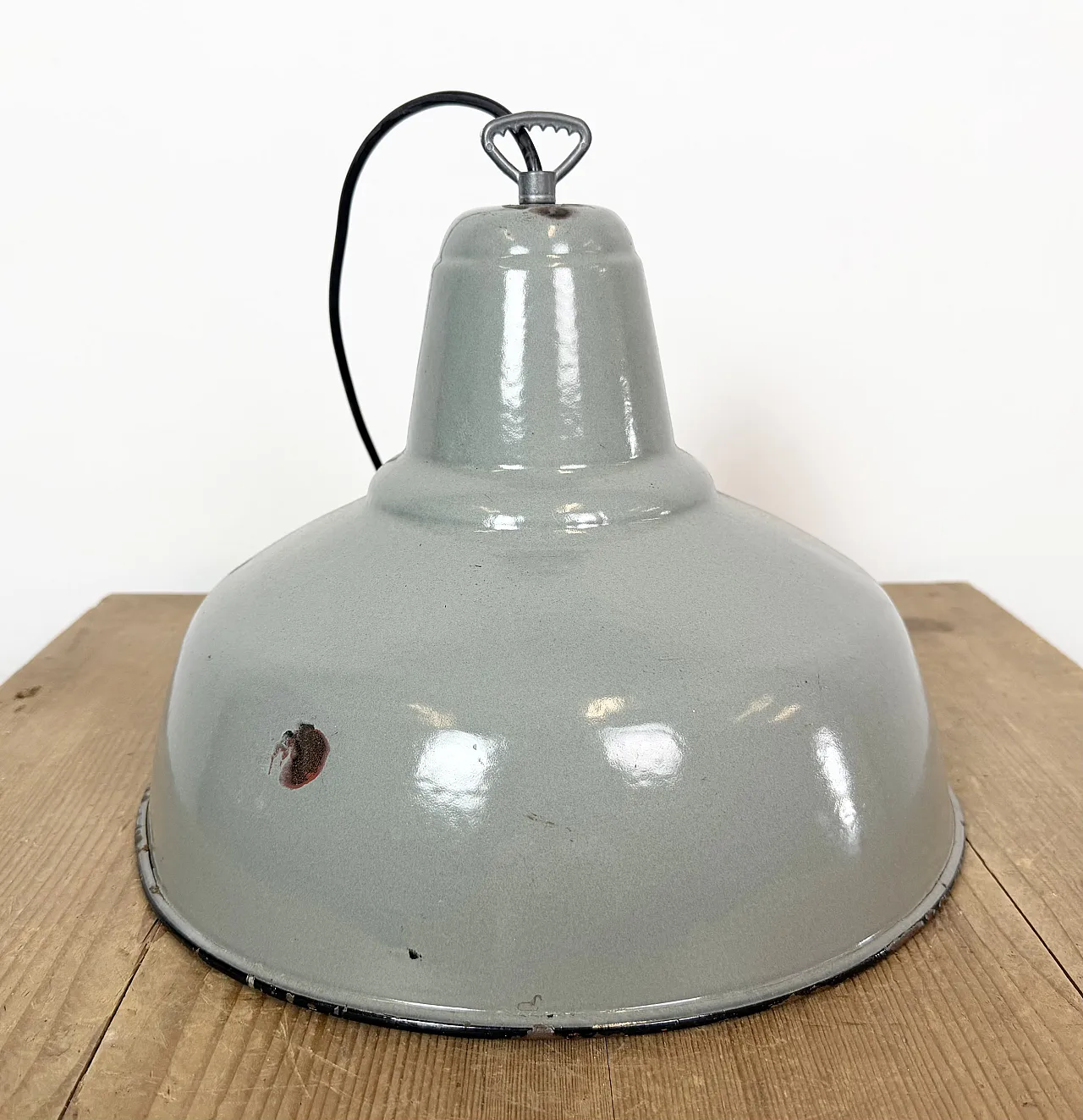 Lampada a sospensione industriale in smalto grigio, anni '60 13