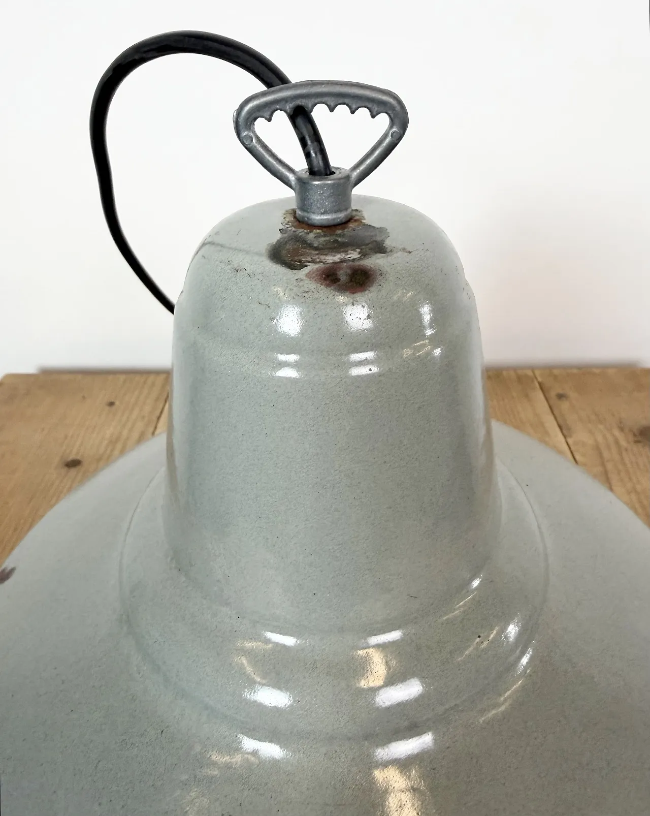 Lampada a sospensione industriale in smalto grigio, anni '60 14