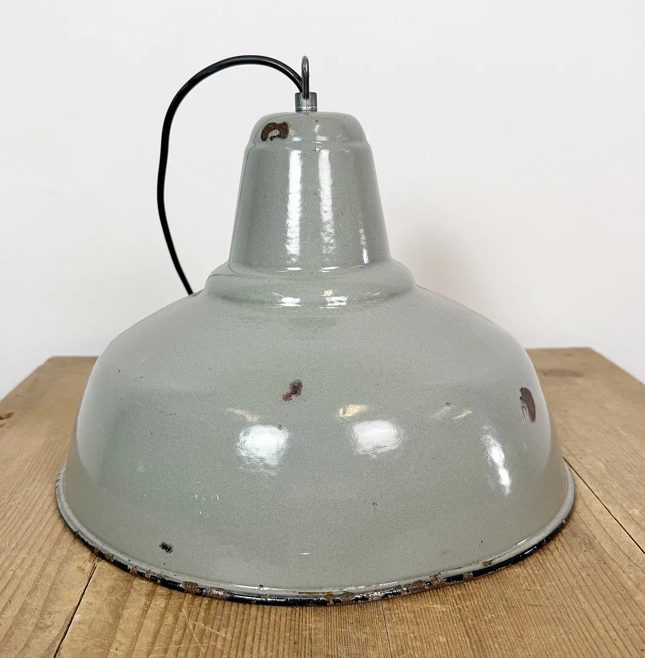 Lampada a sospensione industriale in smalto grigio, anni '60 15
