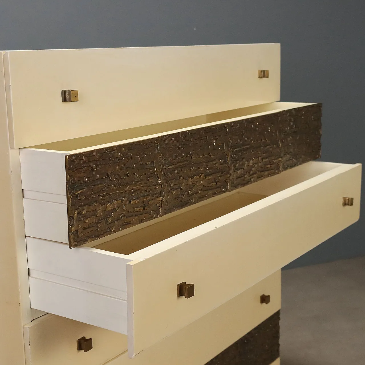 Cassettiera con inserti in ottone, anni '70 3