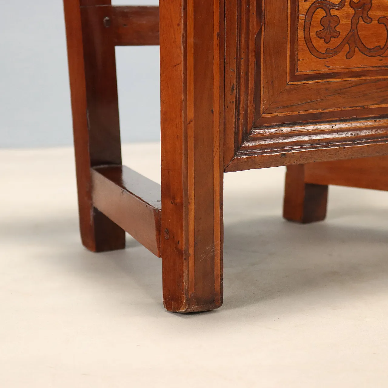 Baroque walnut chair with floral inlays, 18th century 8