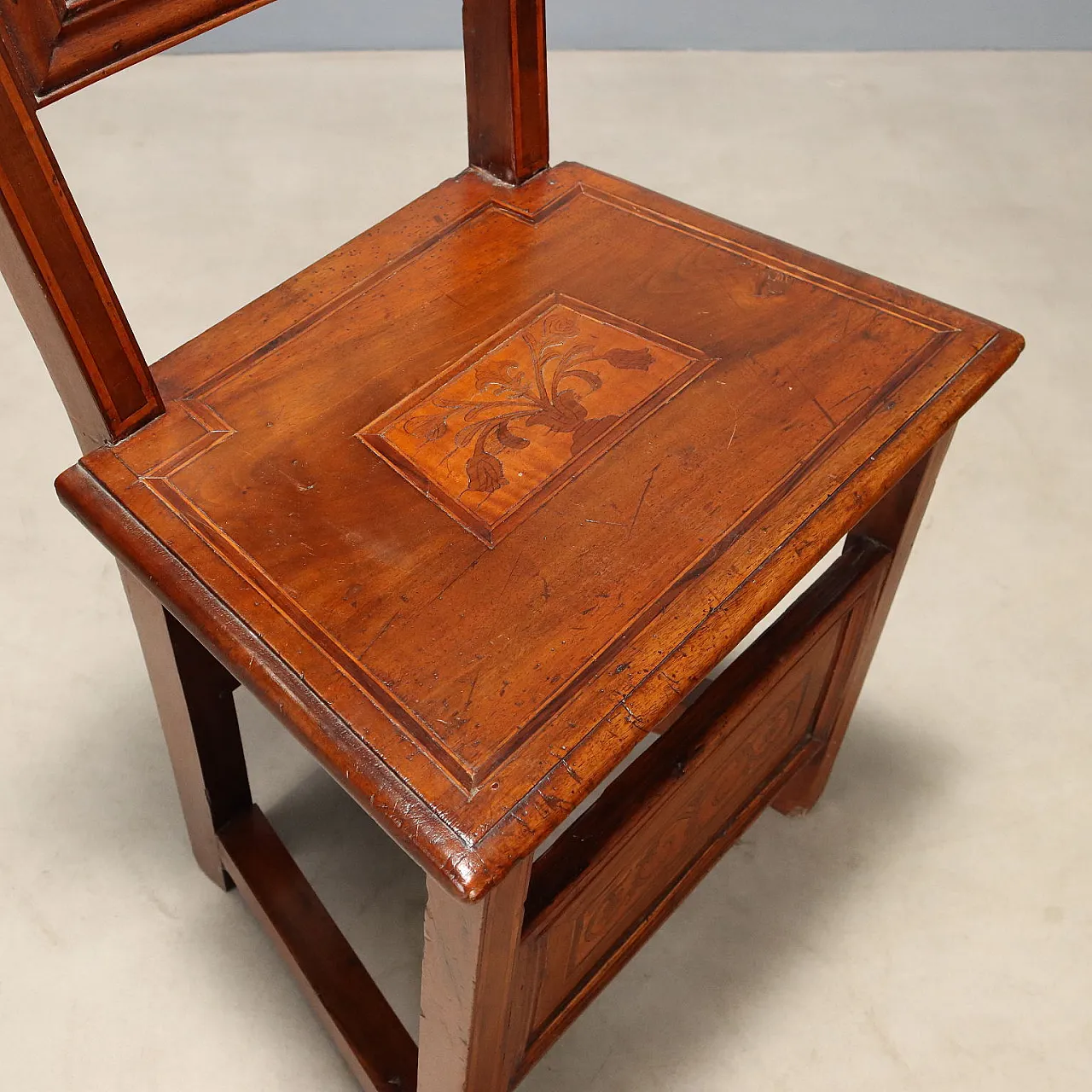 Baroque walnut chair with floral inlays, 18th century 9