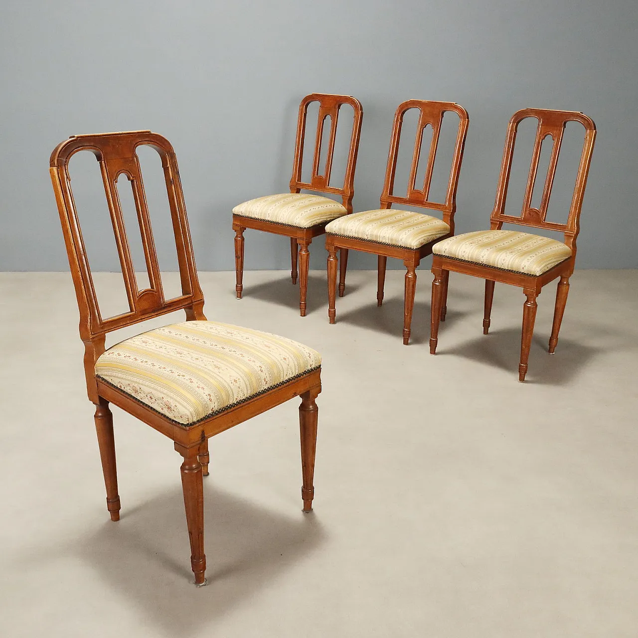 4 Walnut chairs, 19th century 1