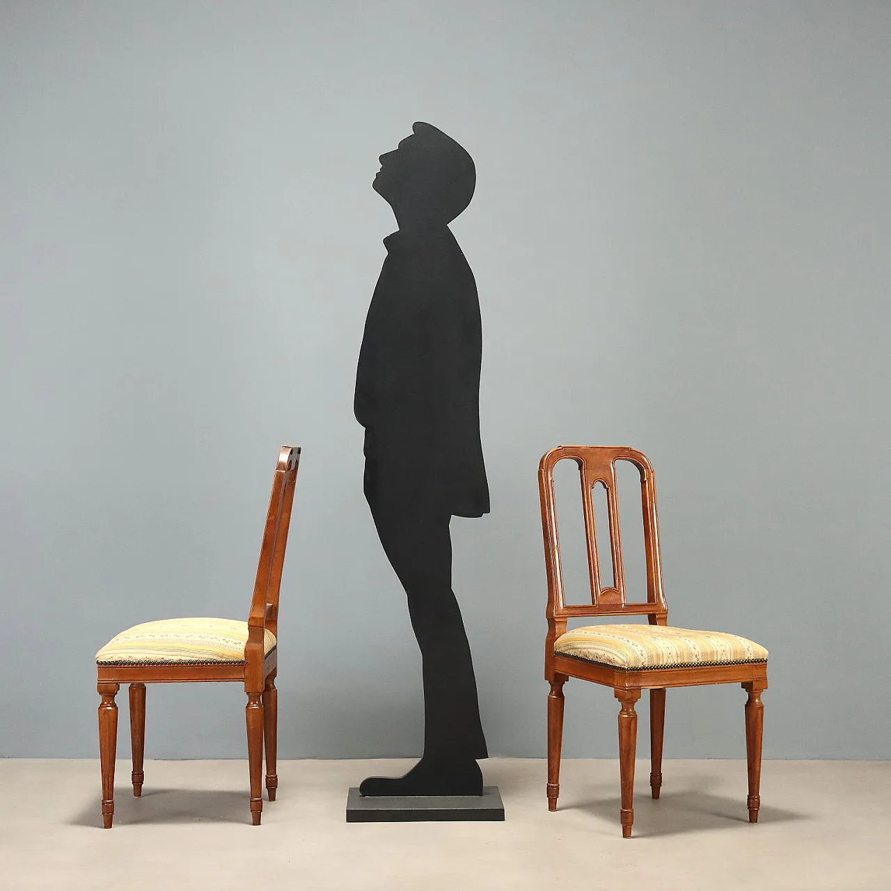 4 Walnut chairs, 19th century 2