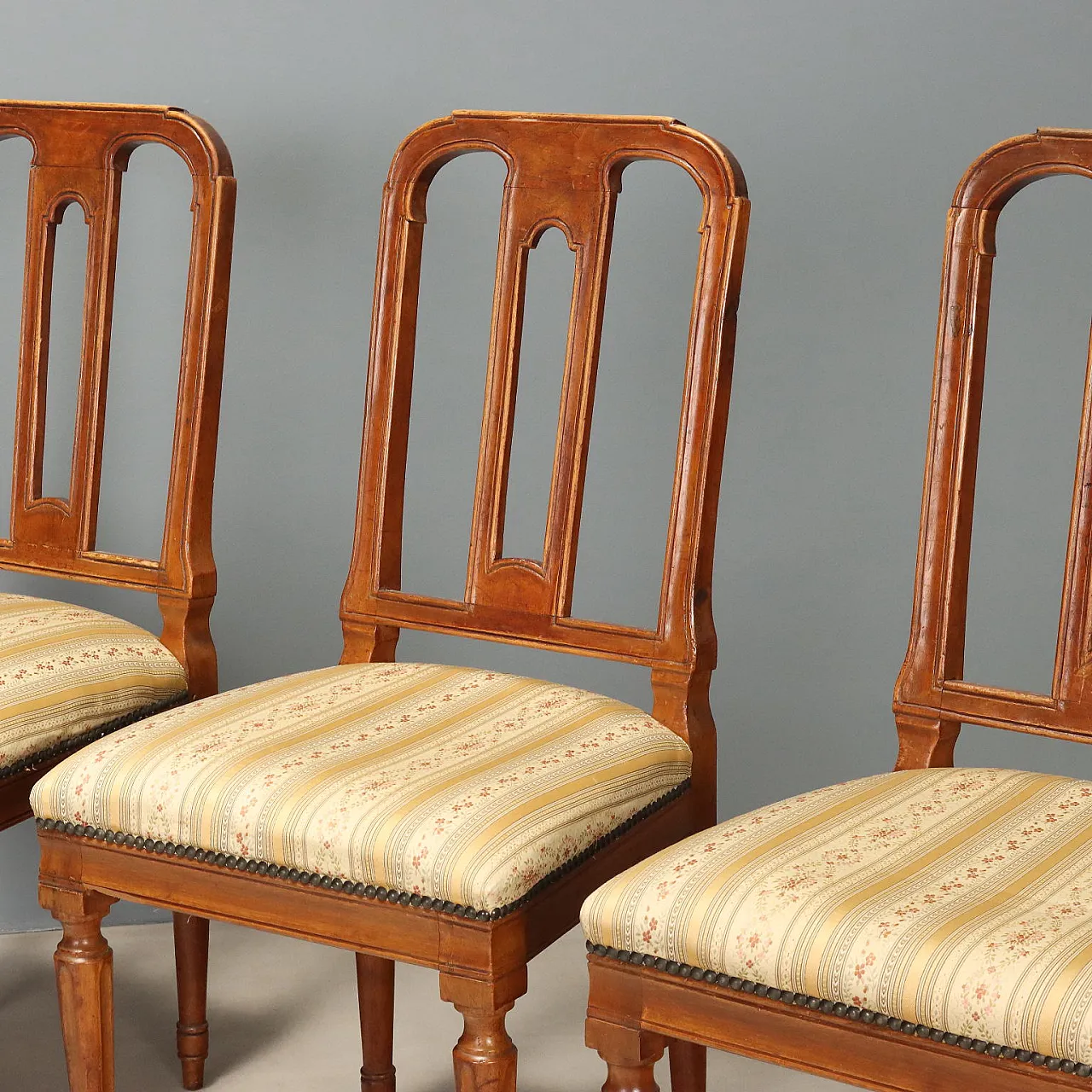4 Walnut chairs, 19th century 3