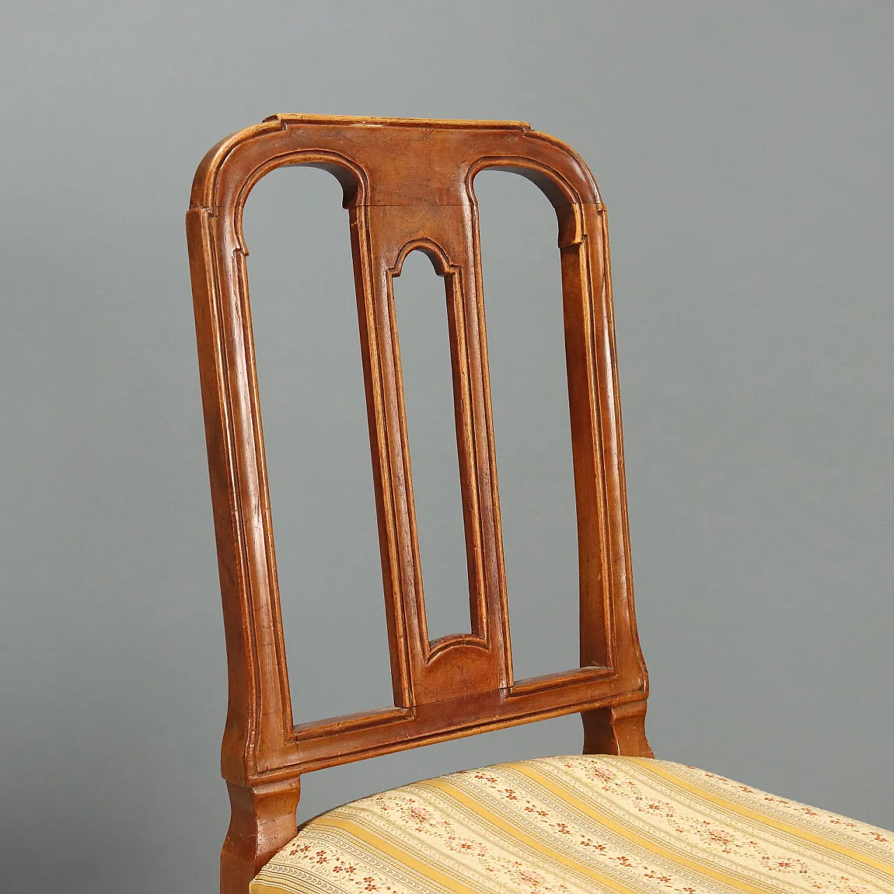 4 Walnut chairs, 19th century 4