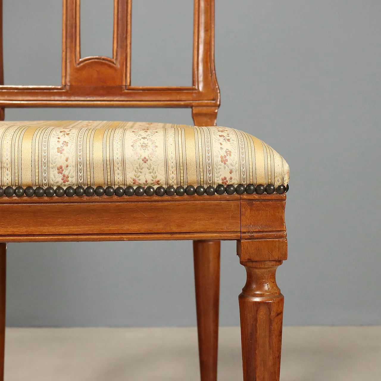 4 Walnut chairs, 19th century 5