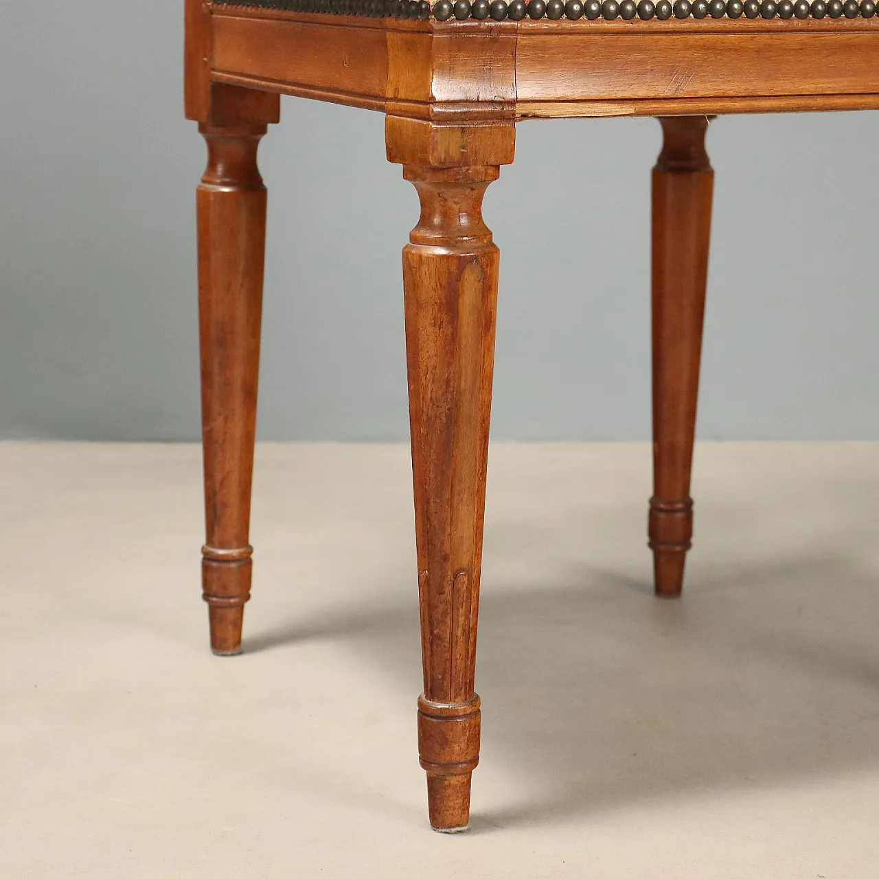 4 Walnut chairs, 19th century 6