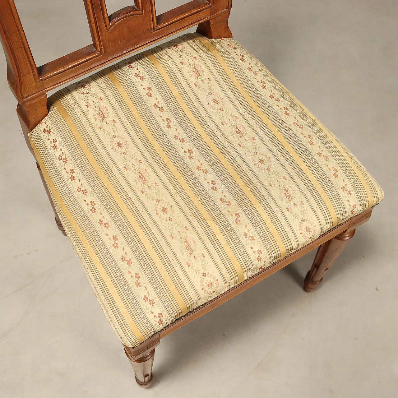 4 Walnut chairs, 19th century 7