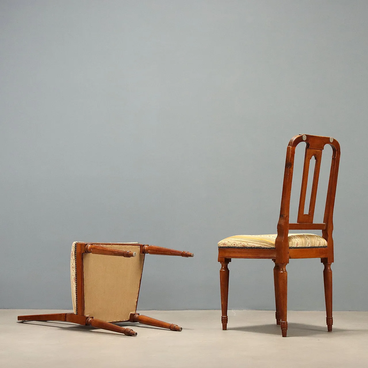 4 Walnut chairs, 19th century 8