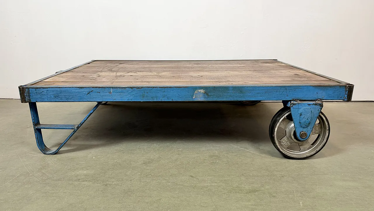 Carrello tavolino da caffè industriale blu di grandi dimensioni, anni '60 2