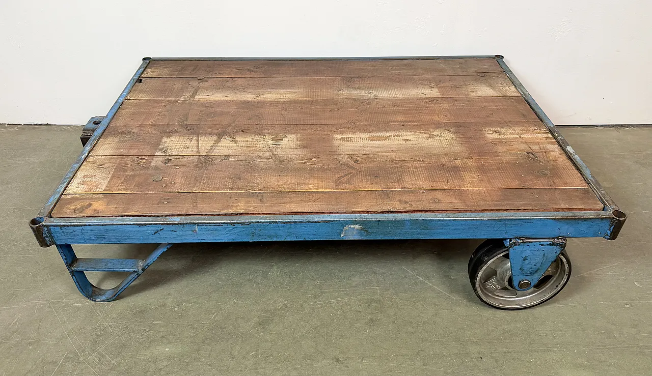 Carrello tavolino da caffè industriale blu di grandi dimensioni, anni '60 3