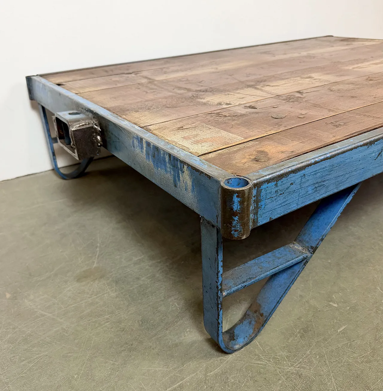 Carrello tavolino da caffè industriale blu di grandi dimensioni, anni '60 4