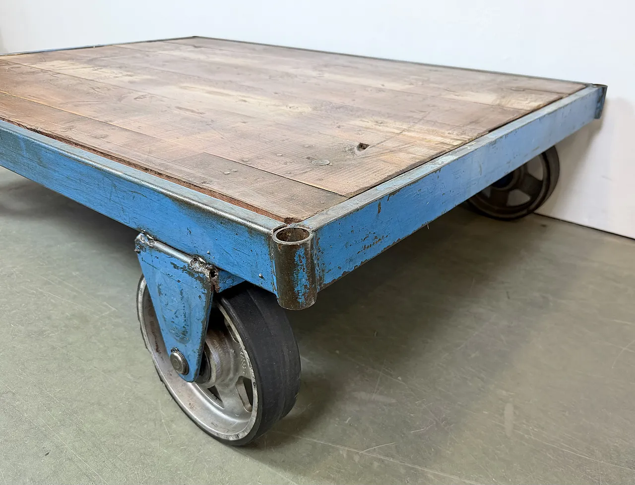 Carrello tavolino da caffè industriale blu di grandi dimensioni, anni '60 7