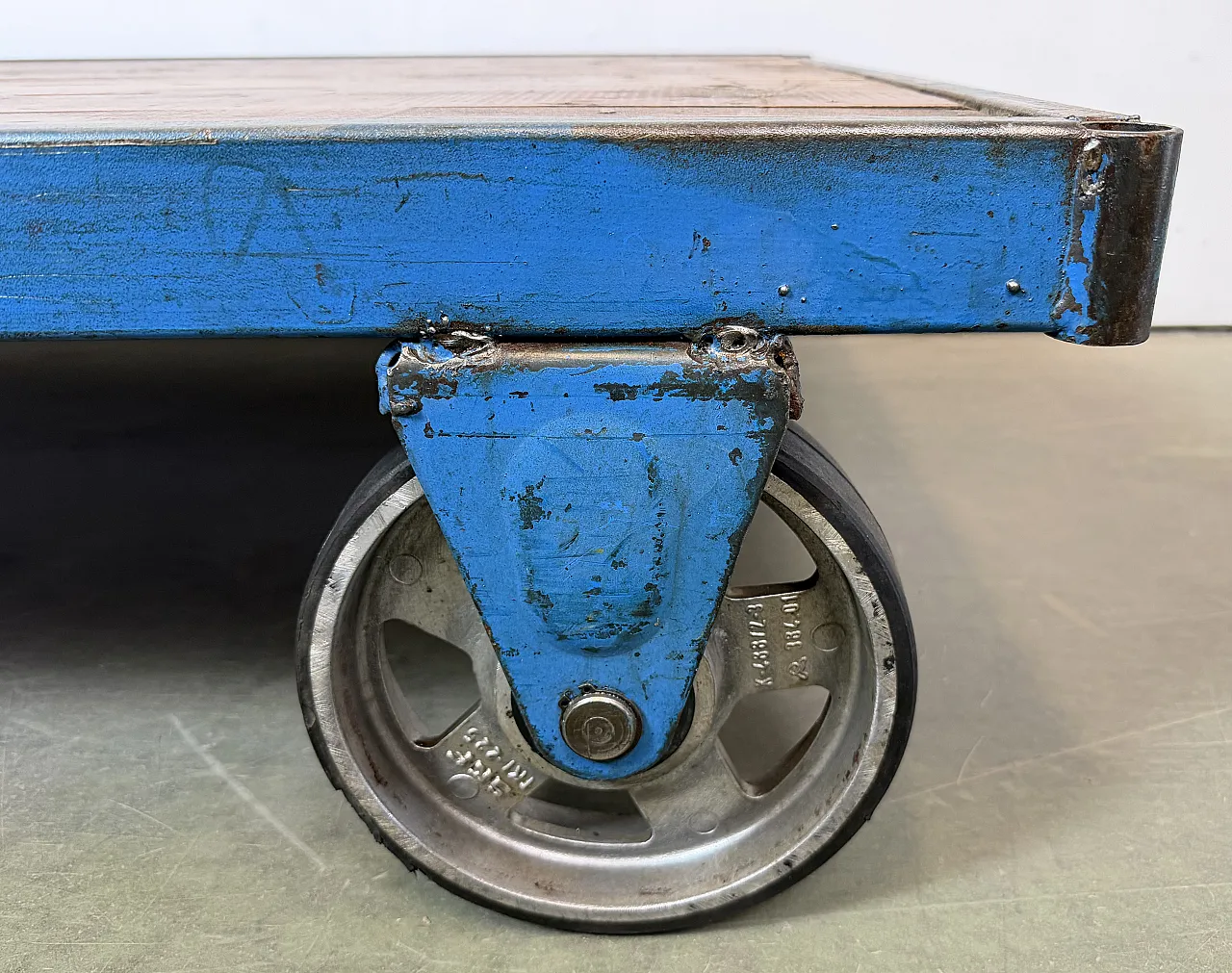 Carrello tavolino da caffè industriale blu di grandi dimensioni, anni '60 8