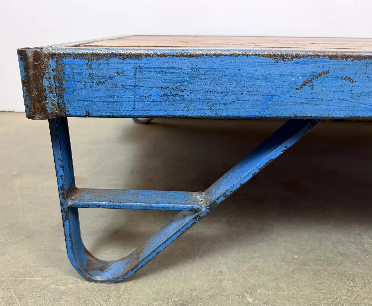 Carrello tavolino da caffè industriale blu di grandi dimensioni, anni '60 9