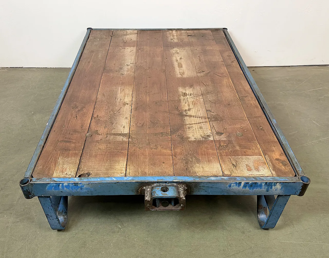 Carrello tavolino da caffè industriale blu di grandi dimensioni, anni '60 10
