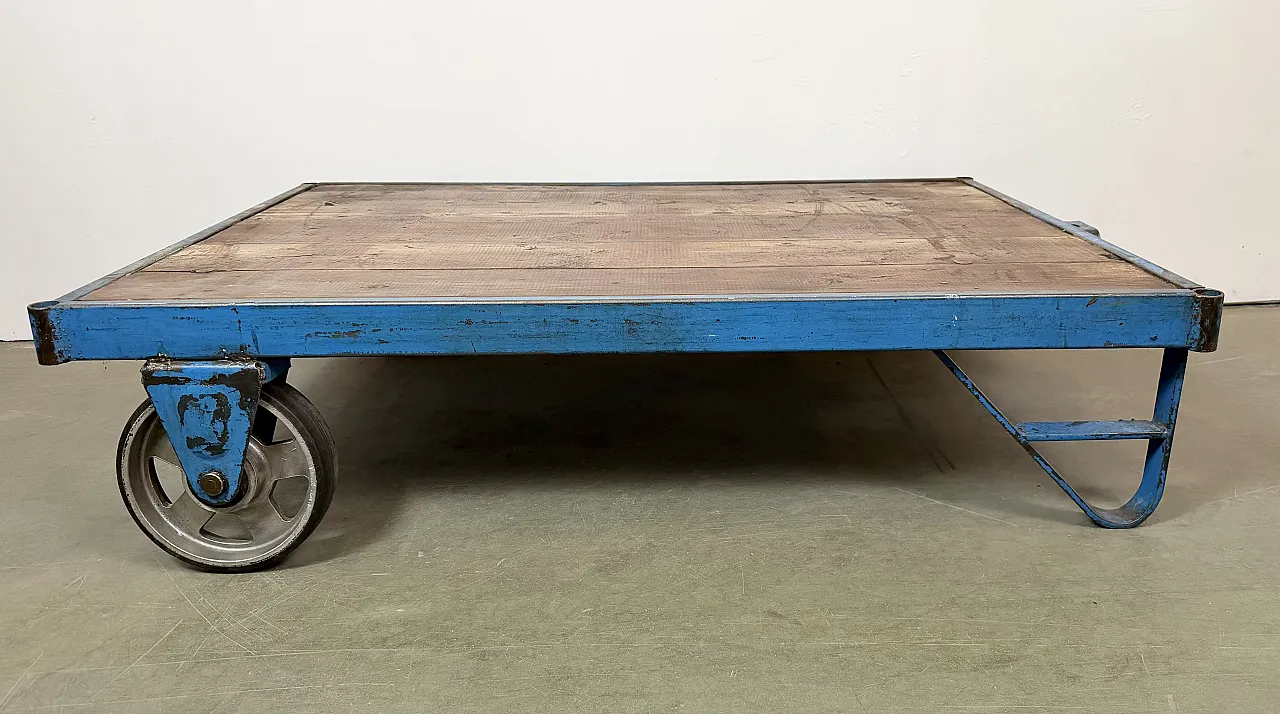 Carrello tavolino da caffè industriale blu di grandi dimensioni, anni '60 12