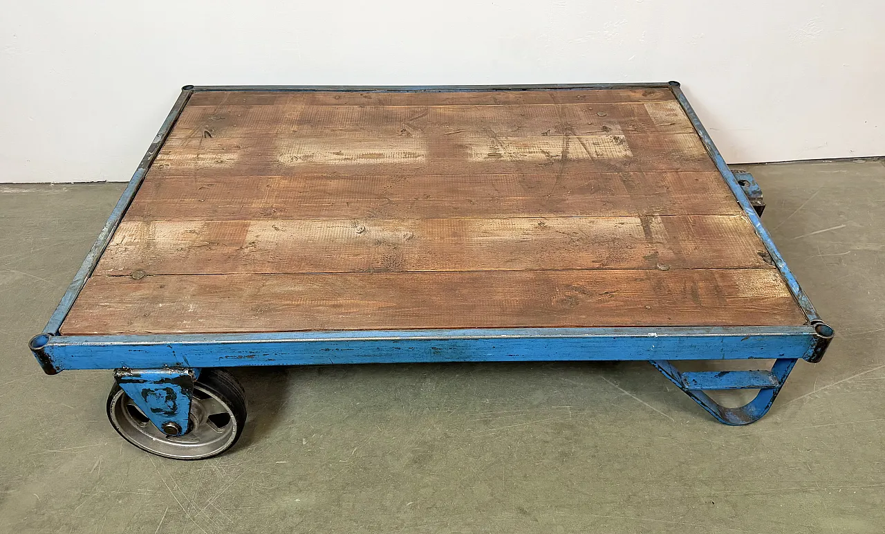 Carrello tavolino da caffè industriale blu di grandi dimensioni, anni '60 13