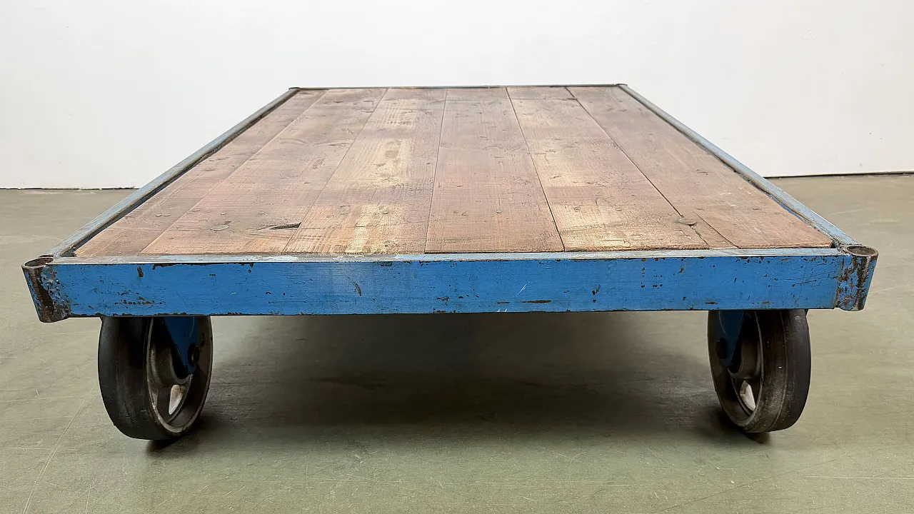 Carrello tavolino da caffè industriale blu di grandi dimensioni, anni '60 14