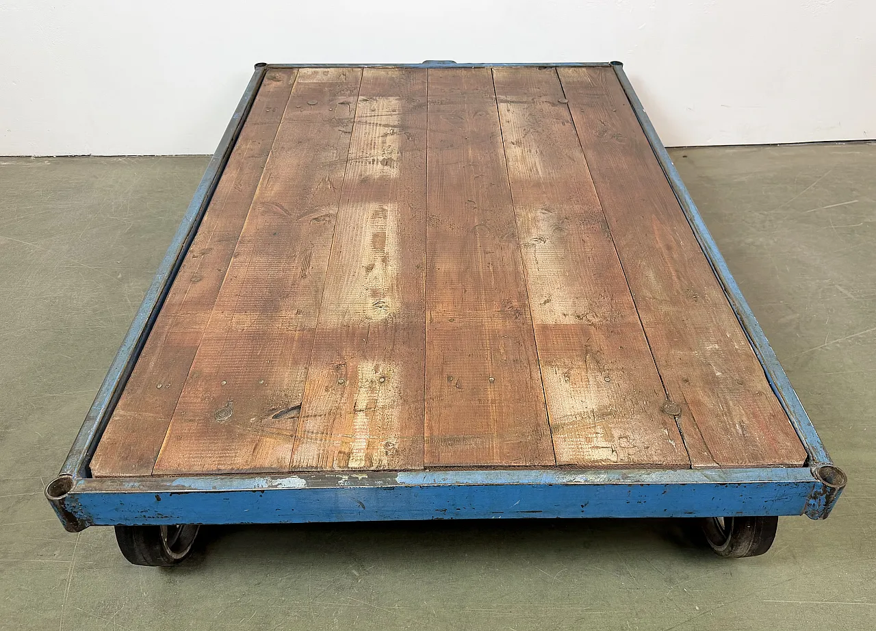 Carrello tavolino da caffè industriale blu di grandi dimensioni, anni '60 15