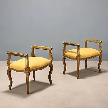 Coppia di panche in legno dorato con sedile imbottito, inizio '900