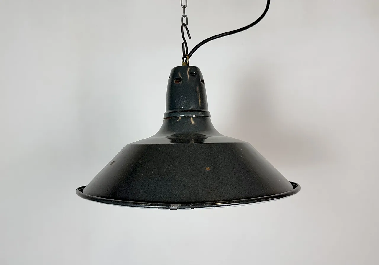 Lampada a sospensione industriale francese in smalto nero, anni '60 2