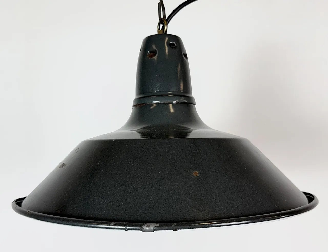 Lampada a sospensione industriale francese in smalto nero, anni '60 3