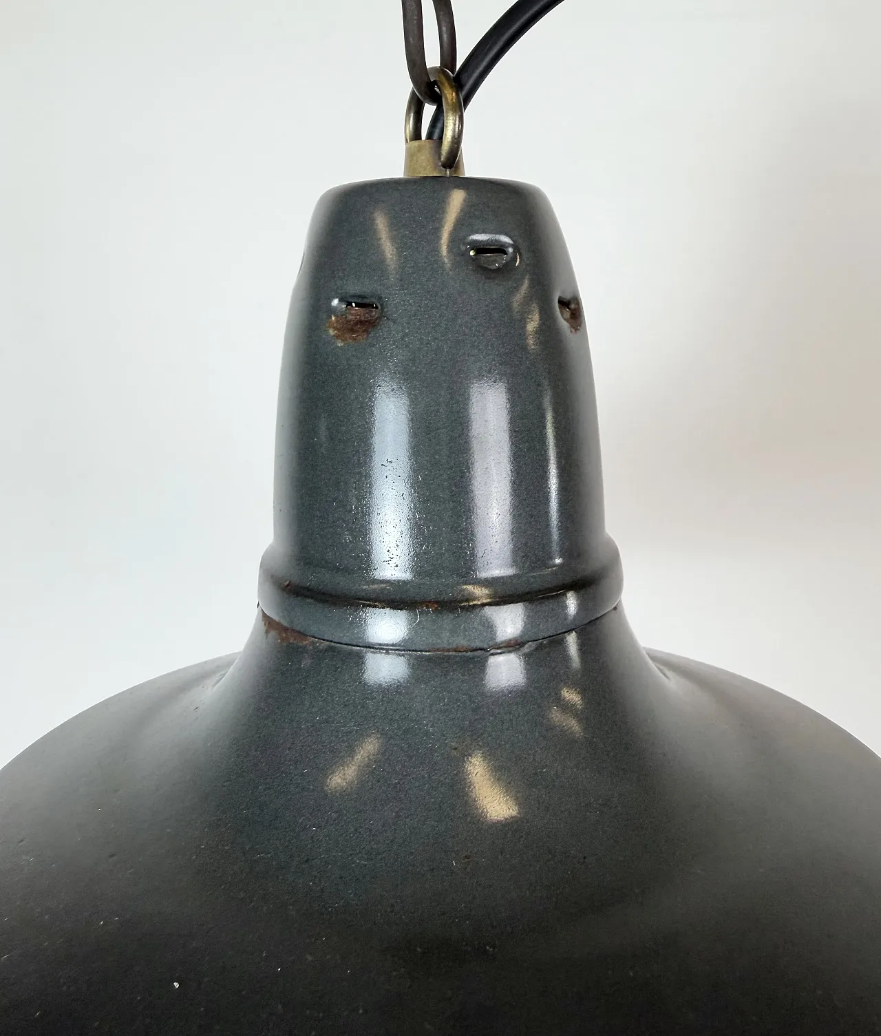 Lampada a sospensione industriale francese in smalto nero, anni '60 4