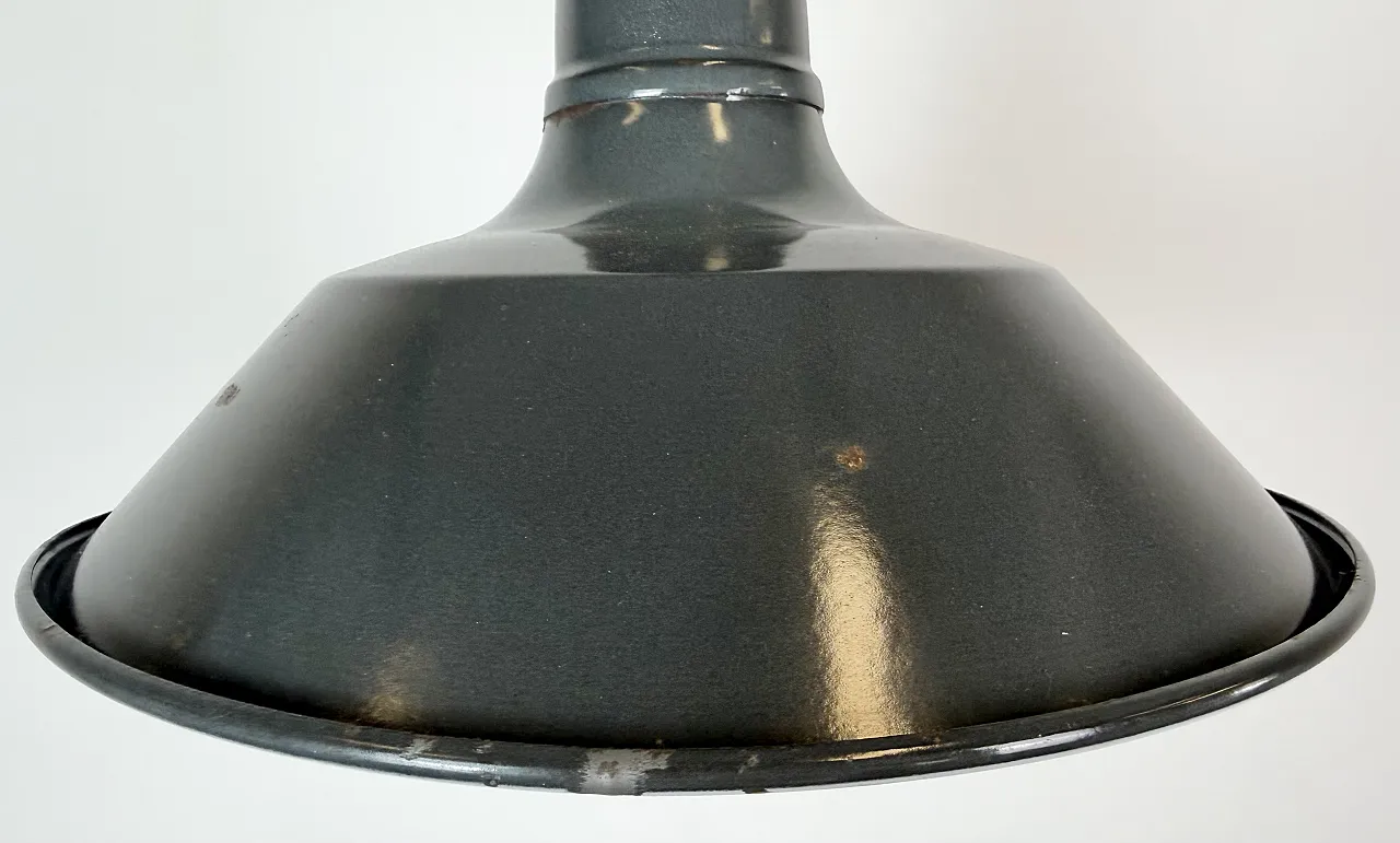 Lampada a sospensione industriale francese in smalto nero, anni '60 5