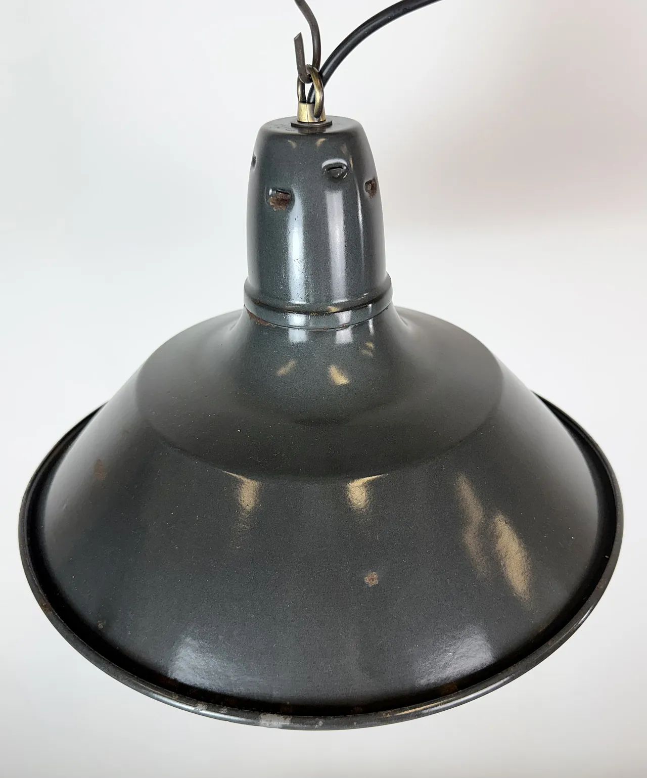 Lampada a sospensione industriale francese in smalto nero, anni '60 6