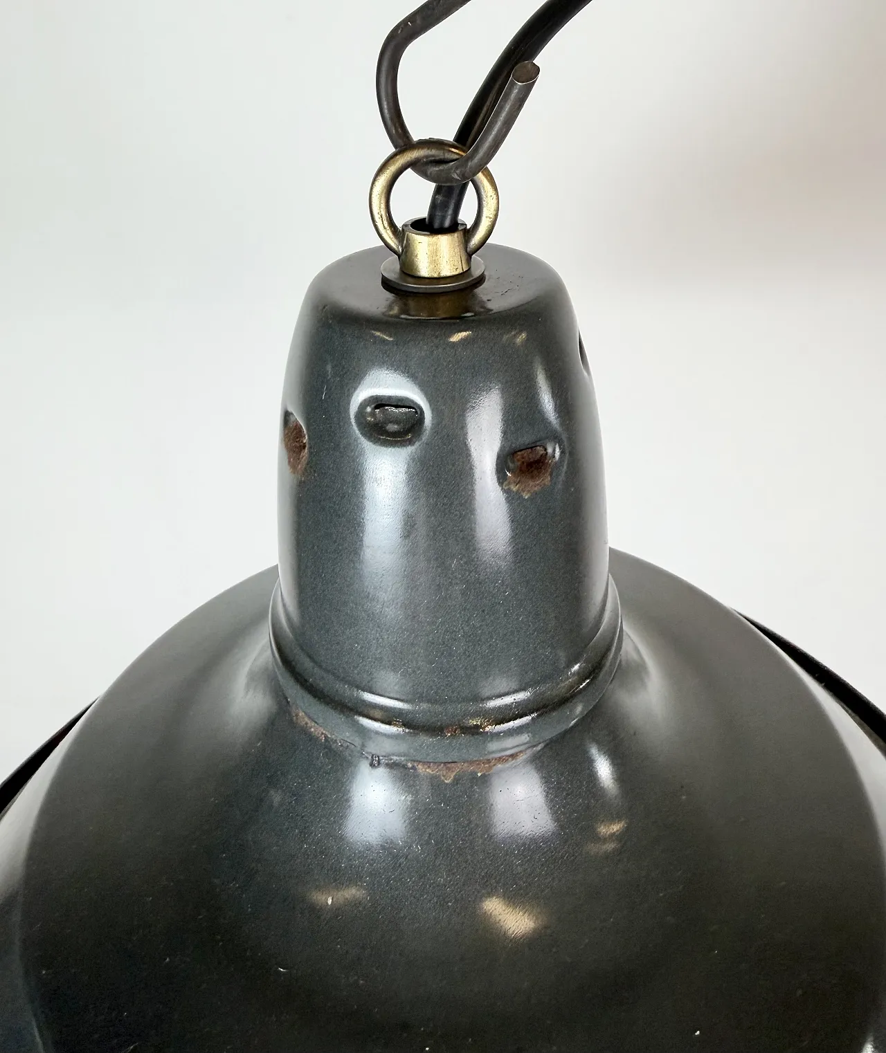Lampada a sospensione industriale francese in smalto nero, anni '60 7