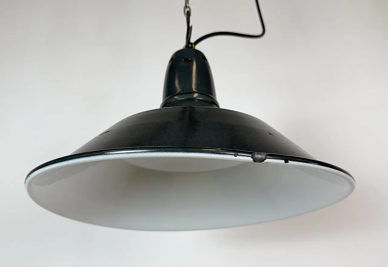 Lampada a sospensione industriale francese in smalto nero, anni '60 8