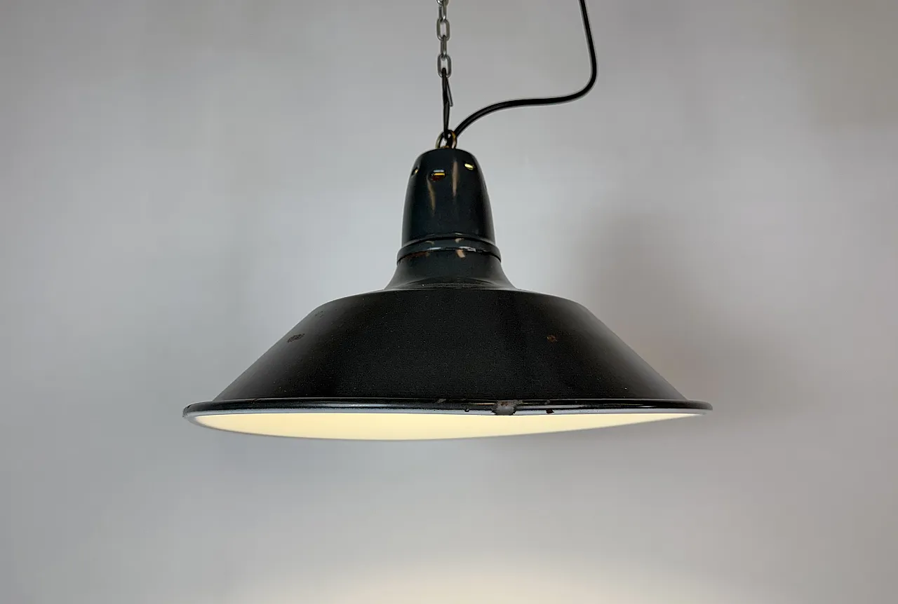 Lampada a sospensione industriale francese in smalto nero, anni '60 9