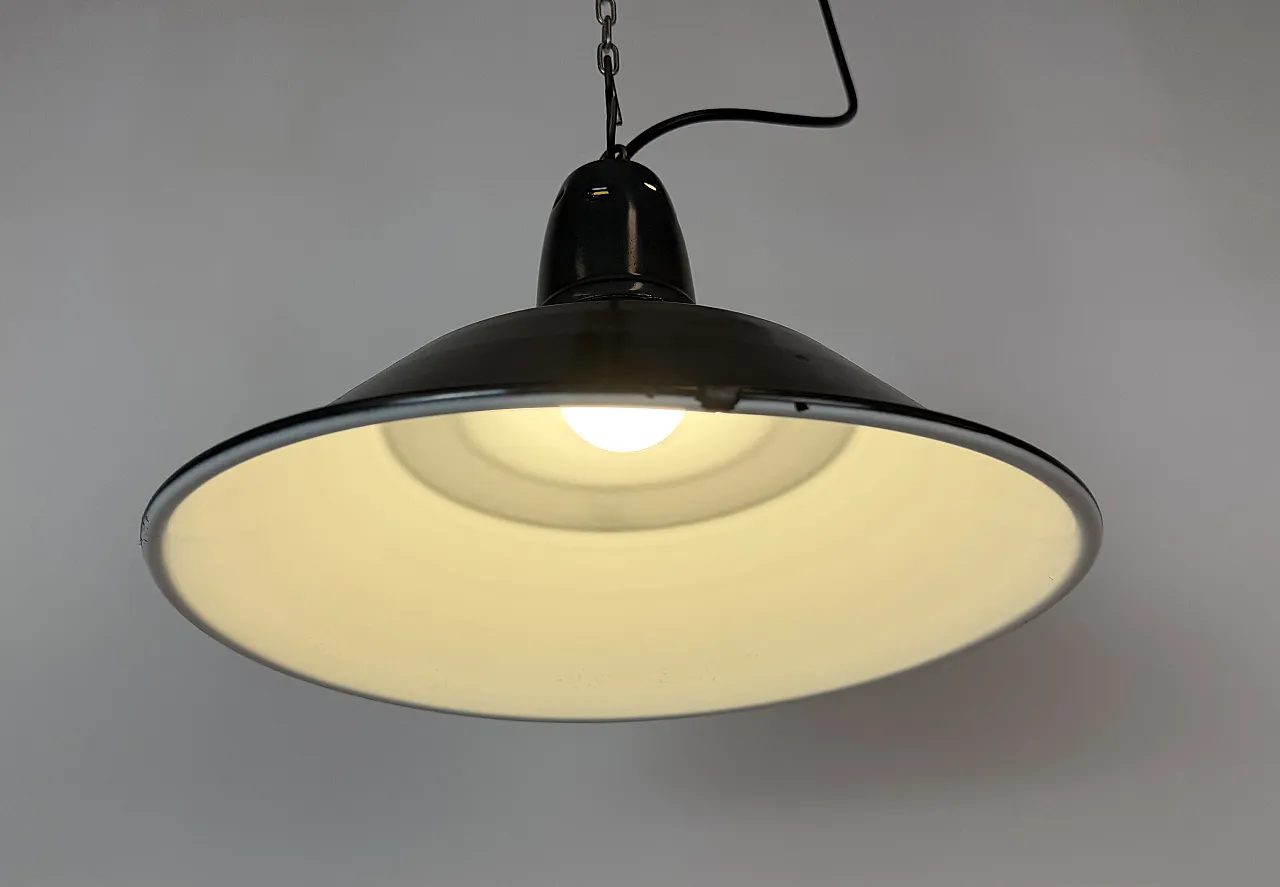 Lampada a sospensione industriale francese in smalto nero, anni '60 10