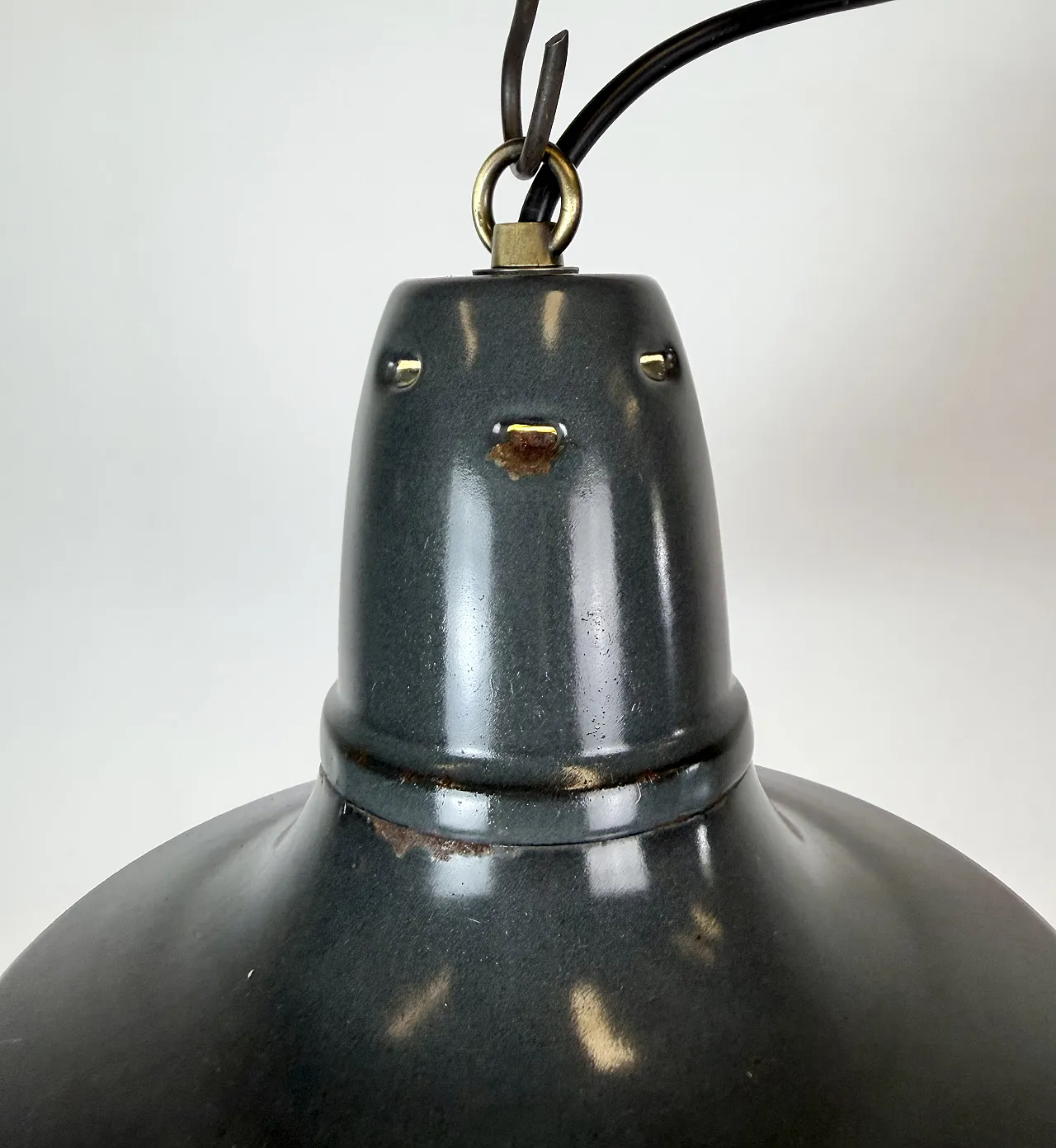 Lampada a sospensione industriale francese in smalto nero, anni '60 11