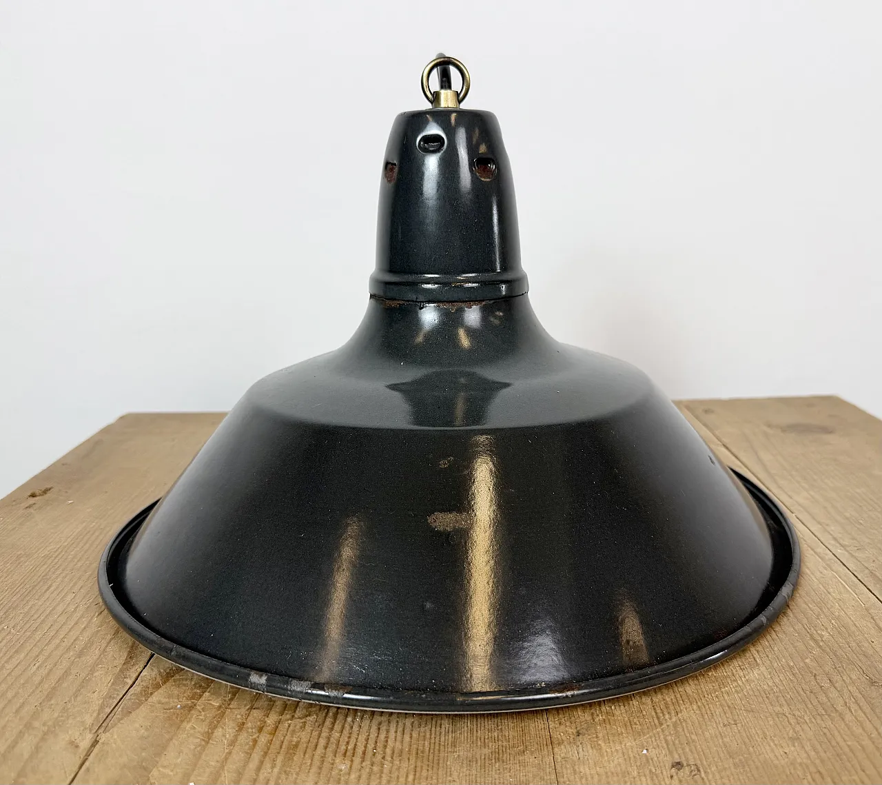 Lampada a sospensione industriale francese in smalto nero, anni '60 12