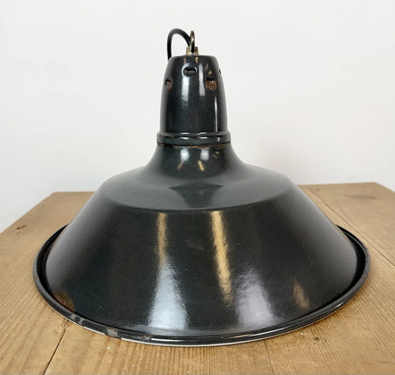 Lampada a sospensione industriale francese in smalto nero, anni '60 13